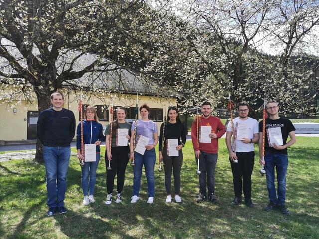 v.l. Manfred Filzmaier, Valentina Russegger, Hanna Unterrainer, Anna – Lena Tengg, Miriam Ramsbacher, Killian Sepperer, Lukas Sepperer und Tobias Oberdorfer | Foto: Kärntner Blasmusikverband Bezirk Spittal