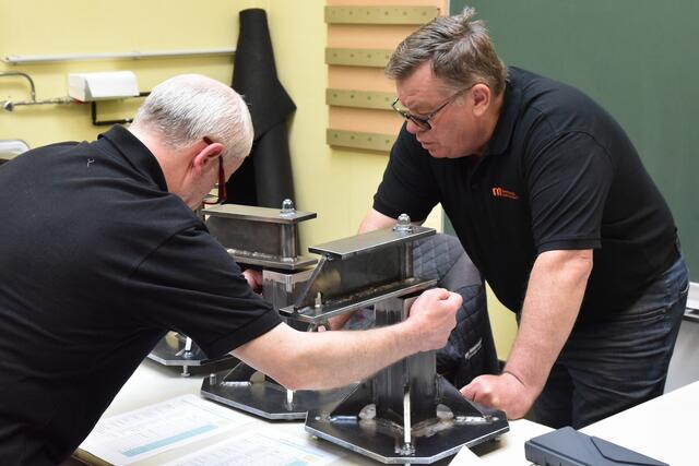 Rudolf Hörmanseder und Alois Hinterer bewerten die Arbeiten der Stahlbautechniker | Foto: Alois Braid / BS Schärding