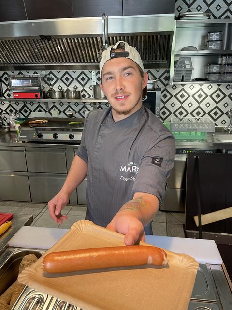 Diese Wurst von Höllerschmied ist doppelt so groß wie herkömmliche Frankfurter. | Foto: sg