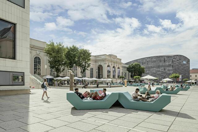 Neben einer Reihe Konzerte, die auf der berühmten MQ-Sommerbühne stattfinden, bieten die hiesigen Museen und Ausstellungshäuser freien Eintritt an. Auch wird es unterm freien Himmel in den MQ-Höfen einige künstlerische Projekte zu bestaunen geben. | Foto: Hertha Hurnaus