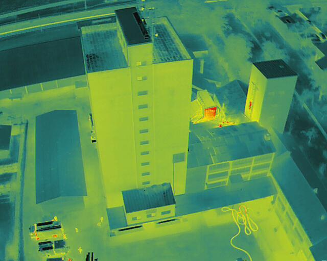 Mittels Wärmebildkamera auf einer Drohne konnte der Brandherd lokalisiert werden. | Foto: BFKDO Hollabrunn