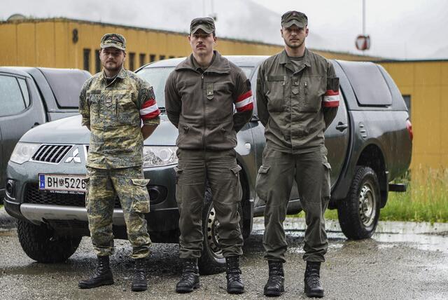 Die Bundesheerstreife war als erstes beim brennenden Gebäude und konnte 13 Personen aus dem Haus evakuieren. | Foto: BMLV/Martin Hörl