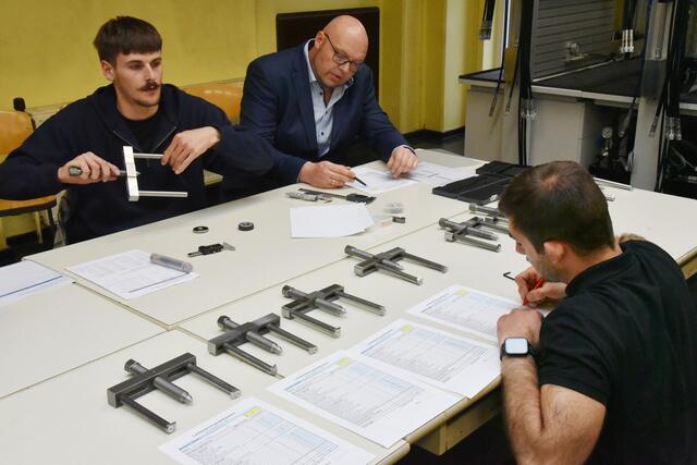 Die Juroren der Maschinenbautechniker und Markus Oberdacher bei der Auswertung der Ergebnisse | Foto: Alois Braid / BS Schärding
