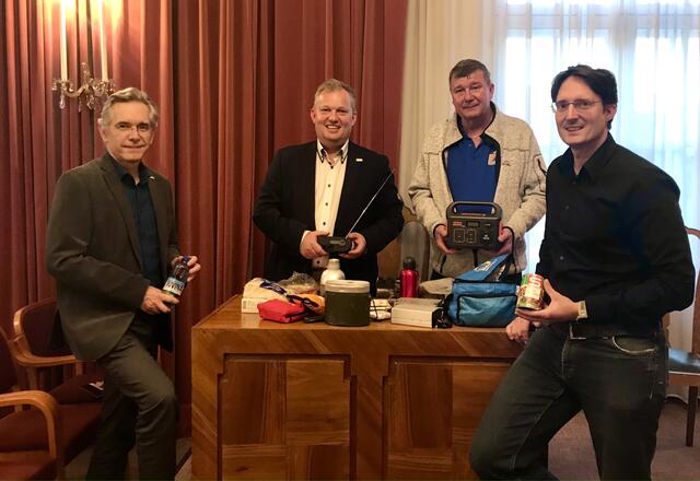 Zivilschutzbeauftragter Alexander Weber, Stadtrat für Zivil- und Katastrophenschutz Leopold Spitzbart, Bernd Buric vom NÖ Zivilschutzverband und Leonhard Schmuckenschlager, Referatsleiter Katastrophenschutz und Sicherheitsmanagement, gaben bereit bei der ersten Veranstaltung am 25. April 2023 wertvolle Tipps. | Foto: Spitzbart