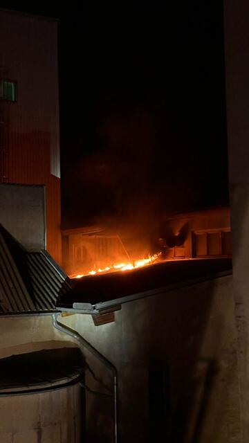 Maschinen mussten abmontiert werden, um an die letzten Glutnester zu gelangen. | Foto: BFKDO Hollabrunn