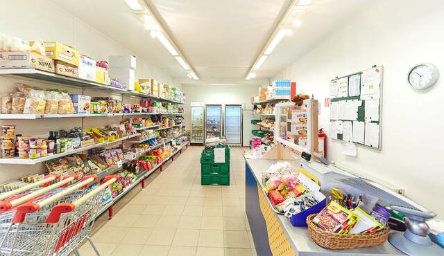 Beispiel eines Sozialmarkztes: Eine "Soogut"-Filiale ist jetzt auch für Telfs geplant, die einzige in Tirol, eingericht im noch leeren Lokal der Familie Hribar im Obermarkt. | Foto: Dieter Schewig