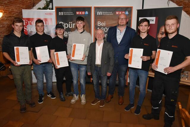 Die jeweils ersten 3 Plätze der Kategorie Maschinenbautechnik und Stahlbautechnik mit Bewerbsleiter Alois Hinterer und Markus Oberdacher | Foto: Alois Braid / BS Schärding