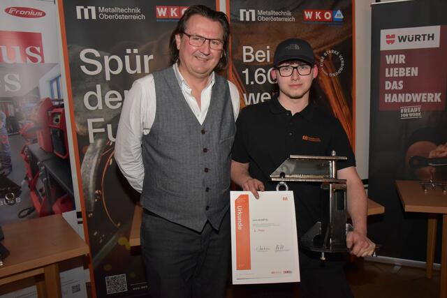 Erich Auer (Fa. Metall-Auer) mit Leon SCHÄTZL (2. Platz Stahlbautechnik | Foto: Alois Braid / BS Schärding