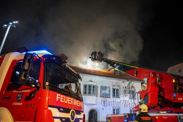 Großeinsatz im Grieser Dorfzentrum: Die FF Gries, Steinach und Obernberg bekämpften das Feuer stundenlang | Foto: zeitungsfoto.at