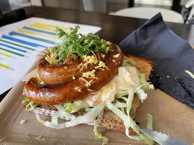 Wurstschnecke auf Schwarzbrot mit Salat und Kresse-Krönung | Foto: sg