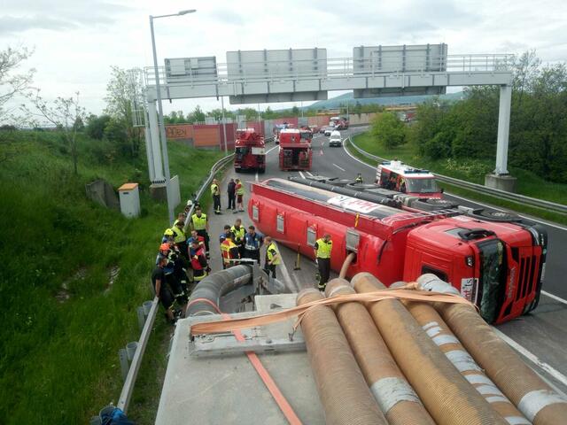 Zuvor war es aus unbekannter Ursache zu einem schweren Verkehrsunfall mit einem, mit 32 Tonnen Pellets, beladenen Sattelzug gekommen. | Foto: FF Vösendorf