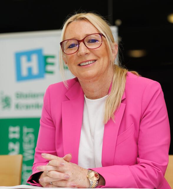 Pflegedirektorin Eveline Brandstätter holte stellvertretend für die tausenden KAGes-Mitarbeiterinnen und -Mitarbeiter vier vor den Vorhang. | Foto: Erwin Scheriau