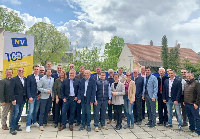 Zahlreiche Gratulanten waren bei der 100 Jahr Feier dabei. | Foto: NV-Versicherung