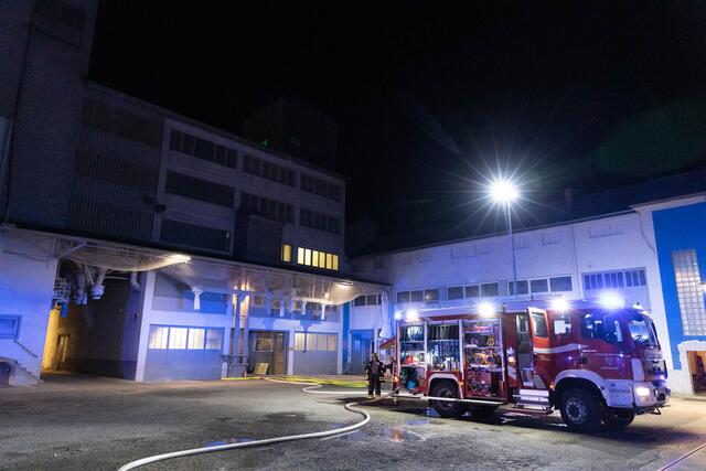 Durch das rasche Eingreifen konnte der Schaden an den betroffenen Maschinen und Gebäuden reduziert werden. | Foto: BFKDO Hollabrunn