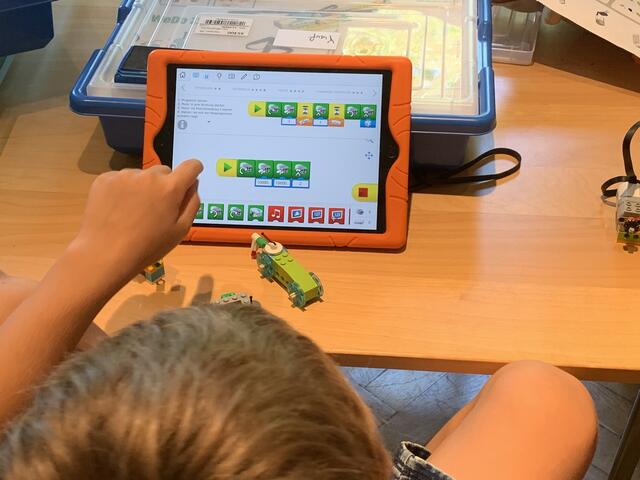 Mit Hilfsmitteln wird die Zukunft veranschaulicht.  | Foto: RoboManiac