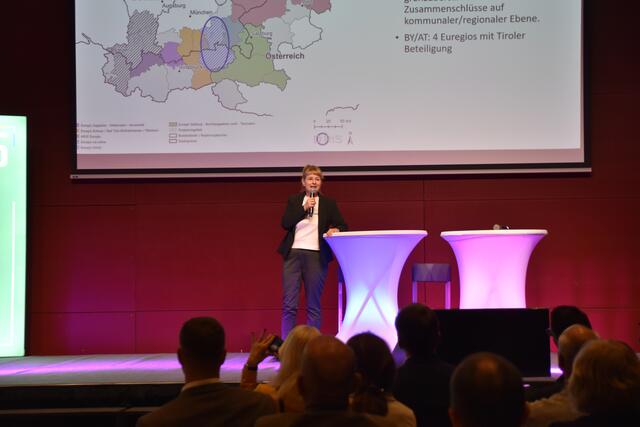 Beim Euregio-Netzwerktreffen berichtete Esther Jennings über das Projekt rund um den Schmugglerweg Klobenstein.  | Foto: Barbara Fluckinger