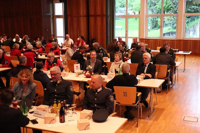 Zahlreiche Ehrengäste aus der Politik sowie Vertreter der Blaulichtorganisationen waren anwesend. | Foto: Othmar Kolp