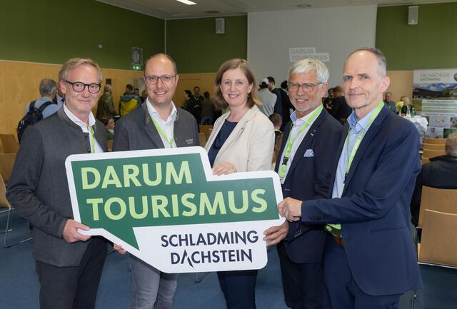 Luden zum ersten Wirtschaftstag der Region Schladming-Dachstein: Andreas Keinprecht und Mathias Schattleitner (beide Schladming-Dachstein), Landesrätin Barbara Eibinger-Miedl, Egon Hierzegger (WKO-Regionalstelle) und Herbert Kolb (Raiffeisenbank Schladming-Gröbming) | Foto: Martin Huber