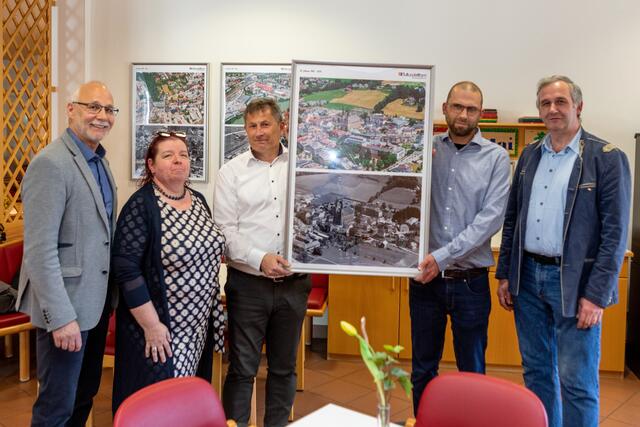 Bürgermeister Günther Mitterer, Pflegedienstleiterin Ottilie Krispler-Windner, Seniorenheimleiter Fritz Neu, "kultur:plattform"-Obmann Friedl Göschel und Kulturstadtrat Willibald Resch bei der Bildübergabe.  | Foto: Atelier Walter Oczlon