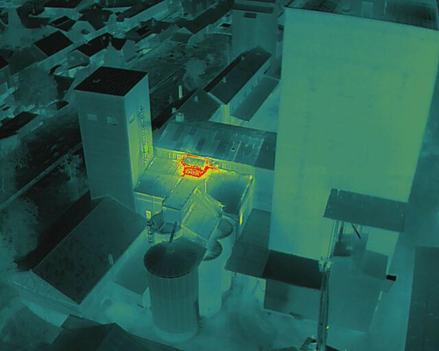 Mittels Wärmebildkamera auf einer Drohne konnte der Brandherd lokalisiert werden. | Foto: BFKDO Hollabrunn