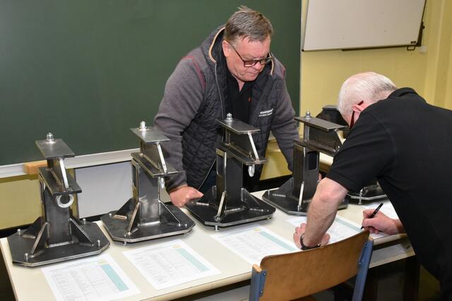 Rudolf Hörmanseder und Alois Hinterer bewerten die Arbeiten der Stahlbautechniker | Foto: Alois Braid / BS Schärding