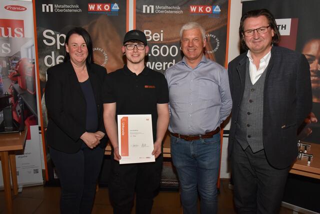 Fa. Metall-Auer mit ihrem angetretenen Lehrling Leon SCHÄTZL (2. Platz Stahlbautechnik) | Foto: Alois Braid / BS Schärding