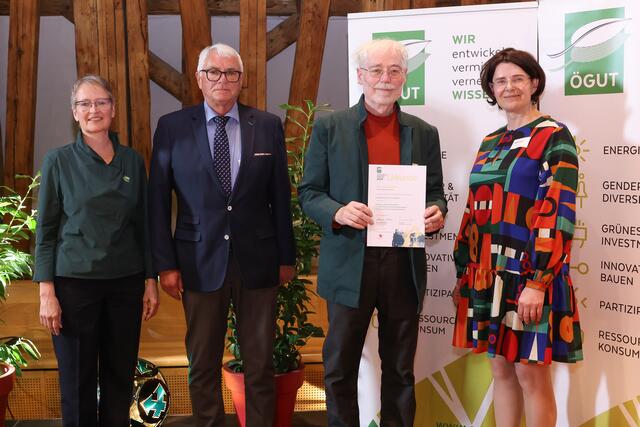 v.l.n.r.: Monika Auer (ÖGUT-Generalsekretärin), Bernhard Sengseis (Österreichischer Städtebund), Dr. Reinhard Skolek (Marktgemeinde Fels am Wagram), Andrea Reithmayer (ÖGUT-Präsidentin).
 | Foto: Katharina Schiffl