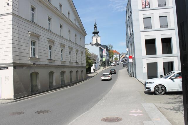 Vor dem "One" in Gallneukirchen gibt es keinen Zebrastreifen und es darf 50 km/h auf der Hauptstraße gefahren werden. | Foto: Gernot Fohler