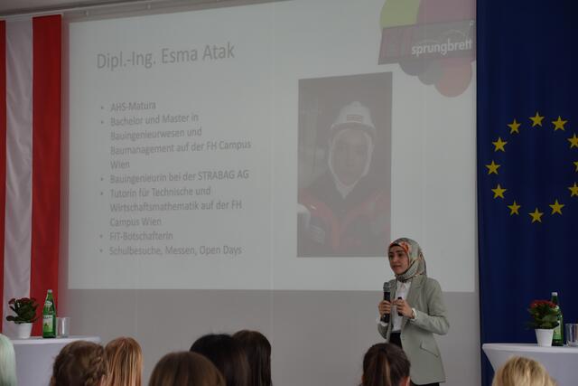 "Role model" DI Esma Atak zeigte den Schülerinnen was sie alles in technischen Berufen erreichen können.  | Foto: Stefan Schneider