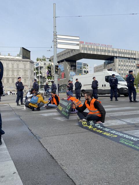 In Wien: Klimakleber blockieren mit gleich drei Aktionen den ...