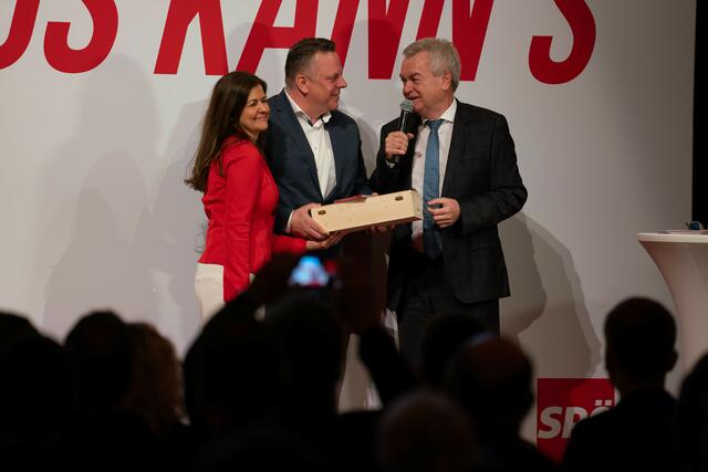 Graz war der erste Testlauf für die SPÖ: Doris Kampus übernahm von Michael Ehmann (Mitte) den Parteivorsitz der SPÖ Graz. Landesparteivorsitzender Anton Lang gratulierte. | Foto: Peter Drechsler