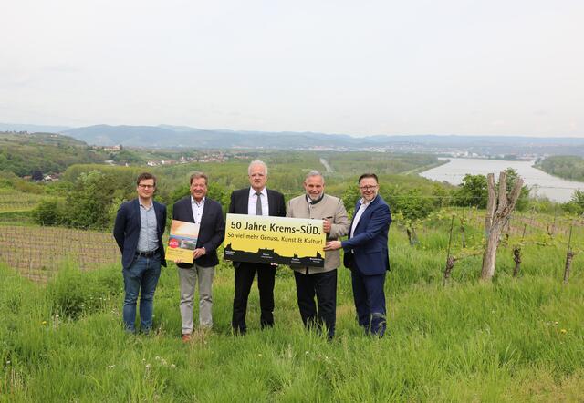 Stadtarchivar Daniel Haberler-Maier, MA, Stadtrat Prof. Helmut Mayer, Bürgermeister Dr. Reinhard Resch, Stadtrat Martin Sedelmaier und Geschäftsführer Mag. Horst Berger (Stadtmarketing) beim Auftakt zum 50-Jahr-Jubiläum Krems Süd | Foto: Stadt Krems