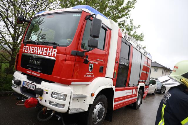 Vier Feuerwehren wurden zu einem vermeintlichen Wohnhausbrand gerufen. Es konnte jedoch schnell Entwarnung gegeben werden, da es sich lediglich um eine Rauchverschleppung handelte.  | Foto: laumat.at/Matthias Lauber