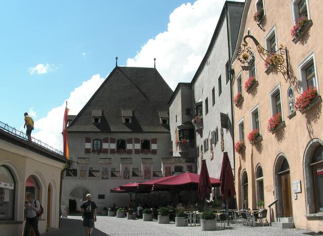 Warum hat Hall in Tirol eine der schönsten Altstädte Österreichs? Darüber und wie die Zukunft des historischen Zentrums aussehen soll, wurde beim Stadtmarketing-Frühstück diskutiert. 
Im Bild: Oberer Stadtplatz mit dem historischen Rathaus.  | Foto: Martina Wallner 