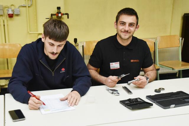 Maximilian Eichlseder und Sebastian Fischerlehner bewerten die Arbeiten der Maschinenbautechniker | Foto: Alois Braid / BS Schärding
