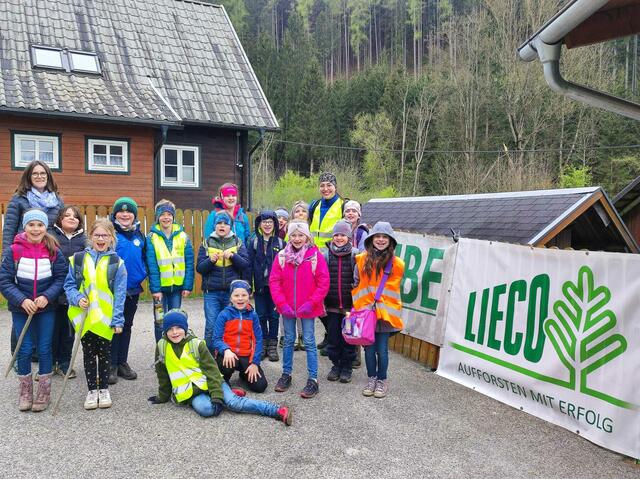 Wartberger Volksschüler mit ihrer Lehrerin Jennifer Schlamp und Bibliothekarin Eveline Mautner. | Foto: MeinBezirk.at