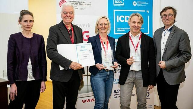 Von links: Christine Haas (Österreichische Computer Gesellschaft) und Gerald Futschek (TU Wien) gratulierten gemeinsam mit Ronald Bieber (Österreichische Computer Gesellschaft) (ganz rechts) Direktorin Eva Rester und ECDL-Koordinator Franz Wallner. | Foto: Barbara Wirl