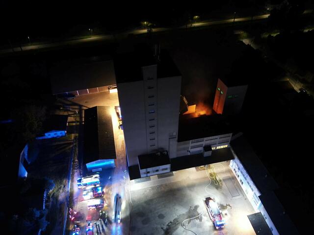 Der Löschangriff erfolgte zuerst von Außen, da die Hitzeentwicklung zu stark war. | Foto: BFKDO Hollabrunn