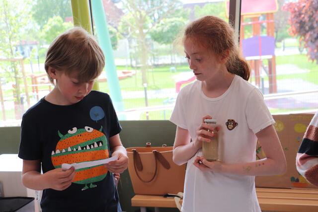 In einer Präsentation stellten die Schüler ihren selbst produzierten Zitronensirup vor.  | Foto: Edith Ertl