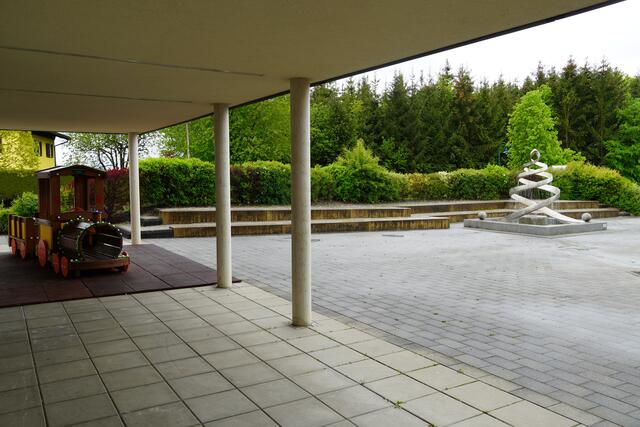 Beim Gemeindezentrum in Göming. | Foto: Emanuel Hasenauer