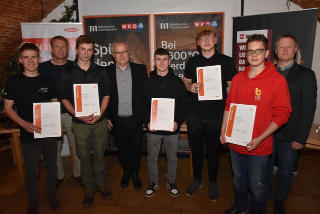Direktion der BS Attnang mit ihren angetretenen Schülern | Foto: Alois Braid / BS Schärding