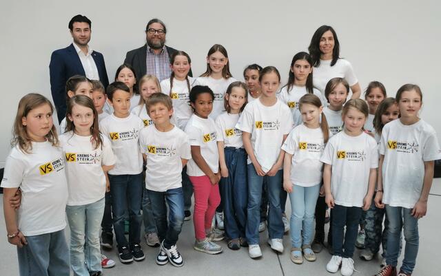 Chor der Volksschule Stein mit (hinten v.l.n.r.) GR Mert Özsecgin BA (Vertreter des Bürgermeisters), Pianist Mag. Klaus Bergmaier (Musikschule Krems), Pädagogin, Chorleiterin und Organisatorin Alexandra Sacher-Münzberg
 | Foto: privat