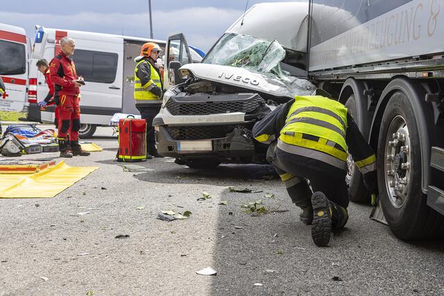 Die Feuerwehr übernimmt die Fahrzeugbergung. | Foto: FF Krems, Manfred Wimmer