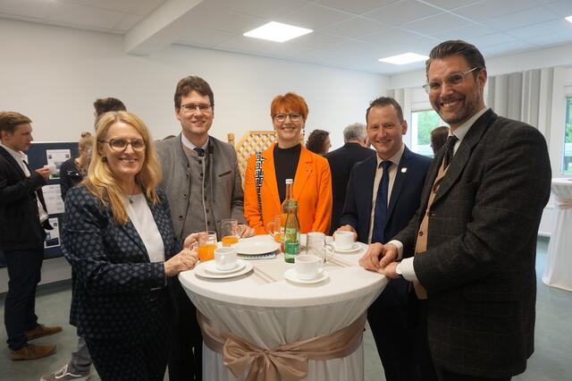 Gesundheitslandesrätin Ulrike Königsberger-Ludwig, Mag. Manuel Höfer (Bezirkshauptmann-Stellvertreter), Kindergarteninspektorin Veronika Stamminger, Bürgermeister Harald Riemer und Mag. Kimon Poulios, (Abteilung GS 6, Leiter Kinder- und Jugendhilfe) | Foto: SBZ Schauboden