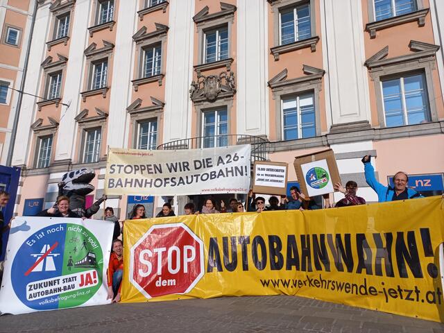 Ein Bündnis aus mehr als 20 Bürgerinitiativen übergab am 13. März mehr als 10.000 Unterschriften gegen den geplanten Westring-Tunnel an Bürgermeister Klaus Luger. Davon erkannte der Magistrat jedoch nur 4.900 als gültig an. | Foto: Verkehrswende, jetzt!