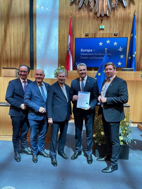 Pfaffstättner EU-Gemeinderat Anhammer im Parlament: Günter Kovacs, Wolfgang Sobotka, Johannes Hahn, Karl Nehammer, Rainer Anhammer
 | Foto: Theres Gruber