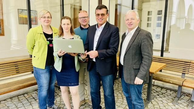 Leader-Obmann Nikolaus Prinz (rechts), Stellvertreter Markus Brandstetter (Mitte), Geschäftsführer Manfred Hinterdorfer sowie die Assistentinnen Alexandra Leonhardsberger und Alexandra Fuchs. | Foto: Leader-Region Perg-Strudengau