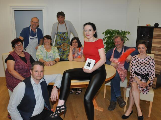 Das Ensemble der Heimatbühne Kirchdorf feierte mit der  turbulenten Komödie „Club der Pantoffelhelden“  einen großen Premierenerfolg