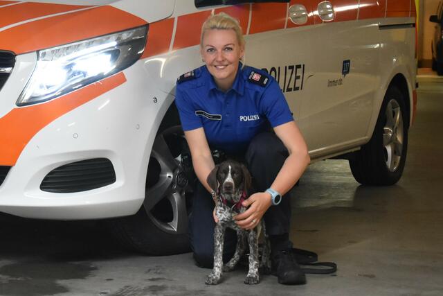 "Chili" mit ihrer neuen Besitzerin Sandra Ineichen. Gemeinsam geht's an die Ausbildung der Taufkirchner Hündin für den Polizeidienst. | Foto: Ineichen