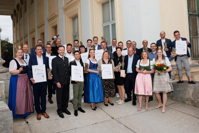 Alle Gewinner der Weinprämierung 2023 mit Ehrengästen und Sponsoren - v.l. 1. Reihe: Bgld. Weinprinzessin Jasmin, Rudolf Payer, Bgld. Landwirtschaftskammer-Präsident Nikolaus Berlakovich, Christoph Salzl, Österr. Weinkönigin Susanne I., Janine Allacher, Ingrid Iro, Bgld. WB-Präsident Andreas Liegenfeld, Organisatorin &amp; GF Bgld. WB-Verband Verena Klöckl, Bgld. Weinprinzessin Claudia - - v.l. 2. Reihe: Norbert Szigeti, Ernst Bucsich (Raiffeisenlandesbank Bgld.), Hannes Steurer, Bernd Nittnaus, Fabian Sloboda, Thomas Lentsch, Burgi Wieder, Roland Steindorfer, Markus Lentsch, Michael Allacher, Josef Unger, Markus Iro, Mario Winkler (Österr. Hagelversicherung), KR Georg Menitz, Thomas Gratzer (Zantho), Markus Preschitz, Lukas &amp; Daniel Adrian. | Foto: LK Burgenland